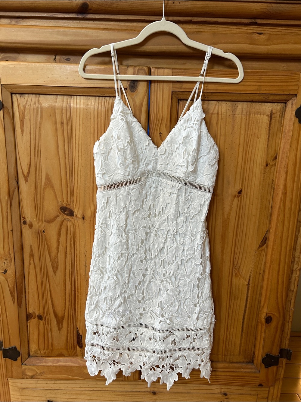 Astr the Label White Lace Mini Dress Floral Crochet Hem Bodycon Bridal V Neck